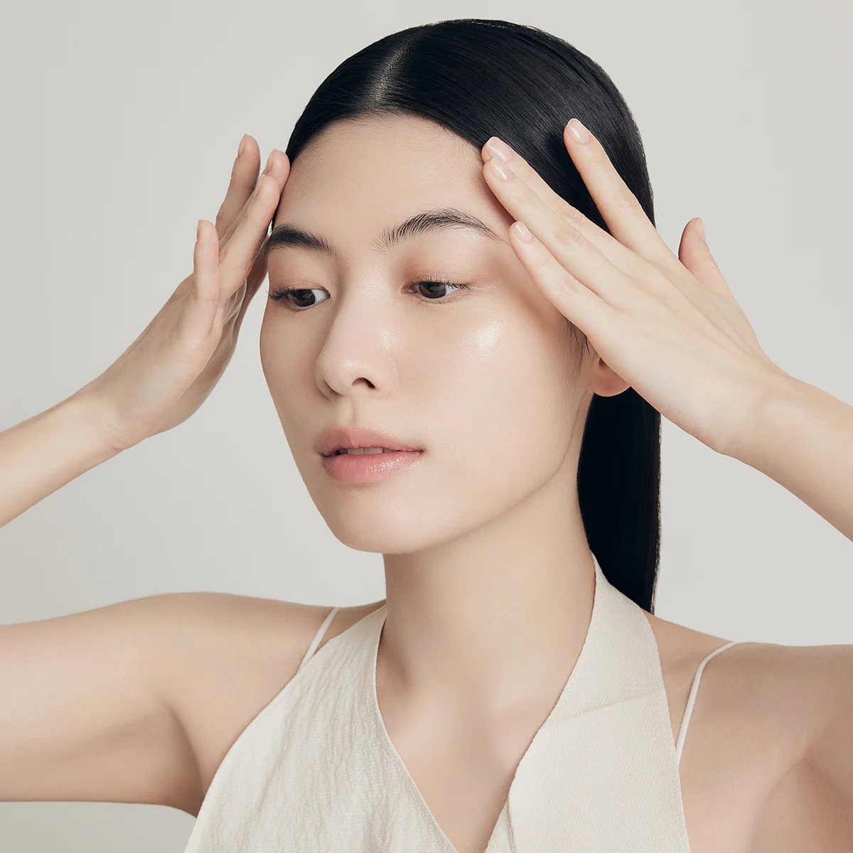 Pressing the serum into the skin
