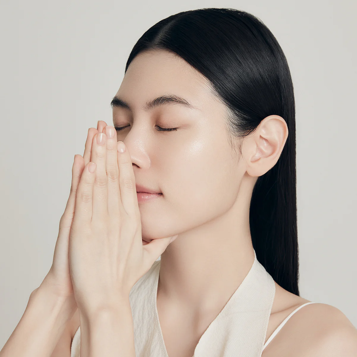 Warming the serum in your palms
